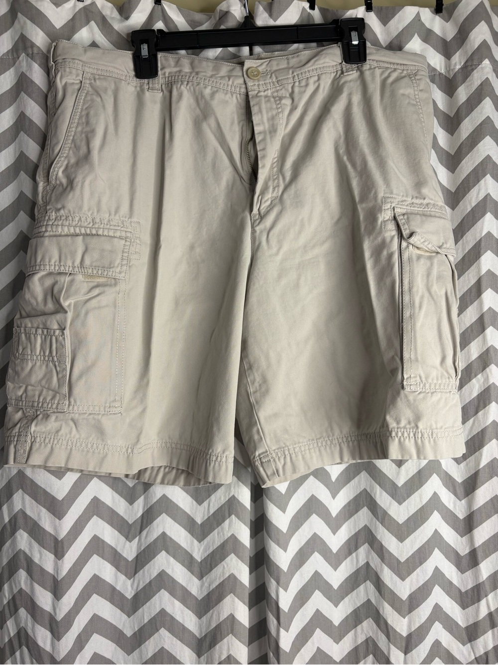 Izod Men's Light Beige Cargo Shorts - Pocketed Utility Style